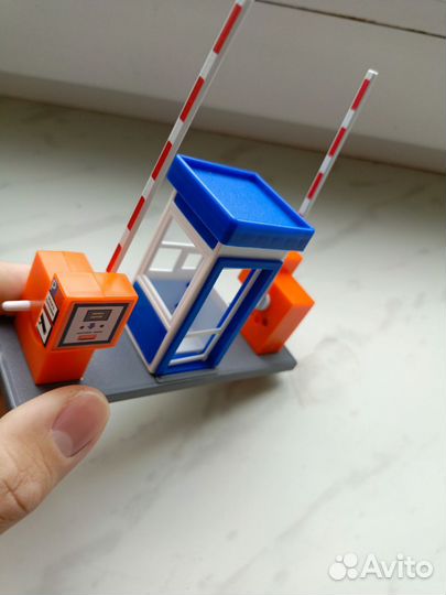 Шлагбаум с будкой 1/43