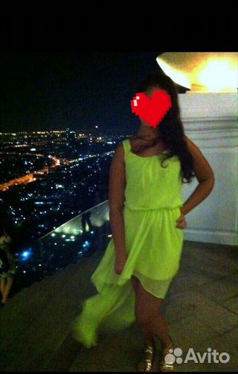 Ярко-желтое платье со шлейфом