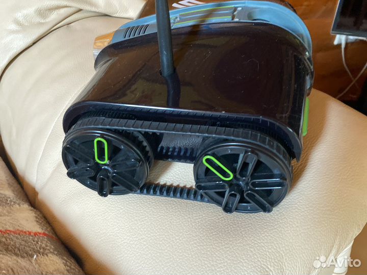 Brookstone робот шпион