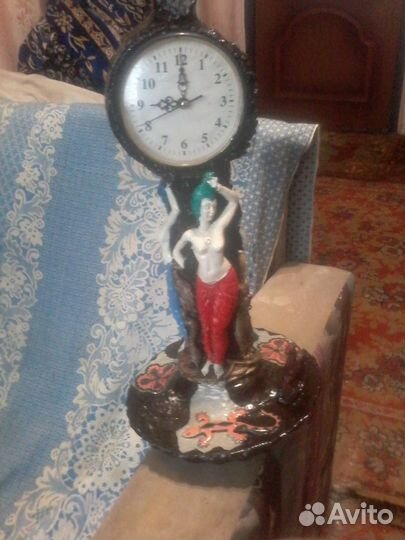 Статуэтка из керамики.девушки с часами
