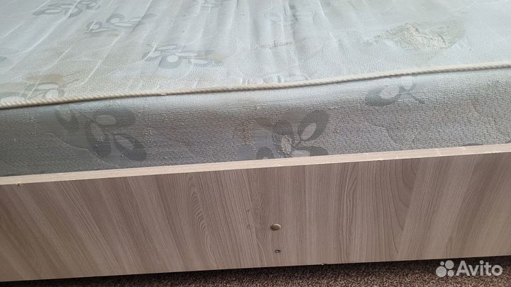 Кровать с матрасом