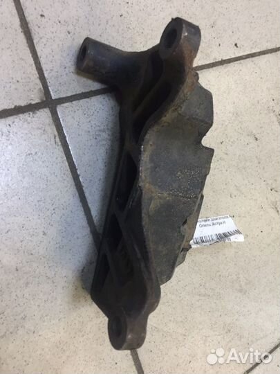 Кронштейн двигателя правый Opel Astra H