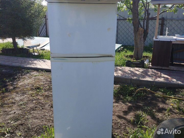 Плита электрическая и холодильник