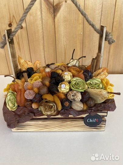 Букет из сухофруктов в деревянном боксе