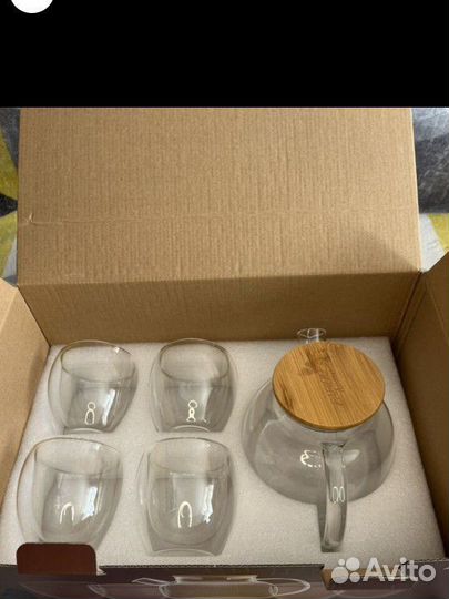 Заварочный чайник и 4 чашки