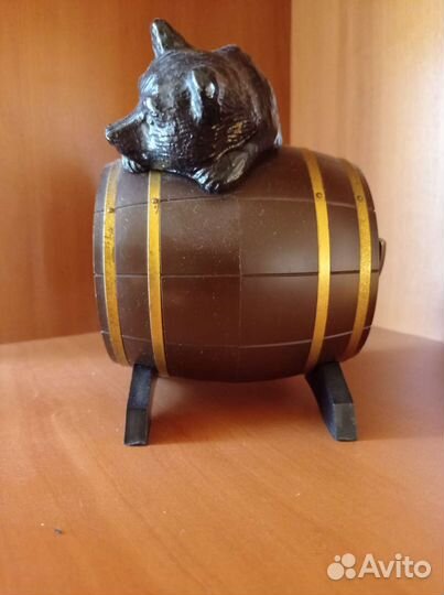 Часы Молния, Медведь на бочке