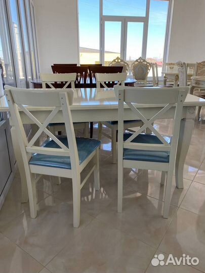 Стол и стулья
