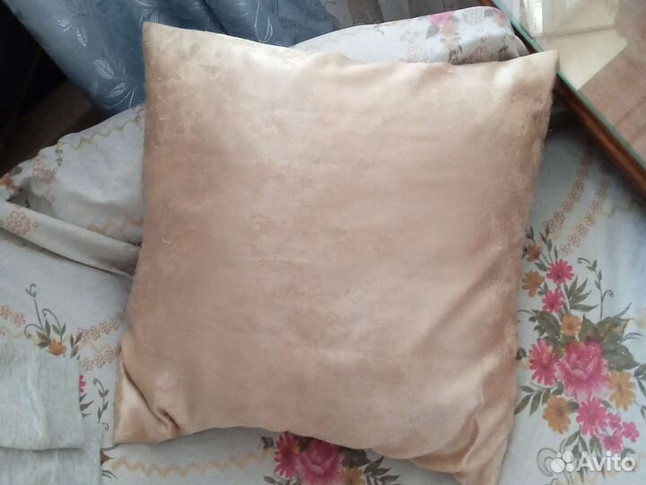 Подушка- думка, б/у, размер 43*43 см