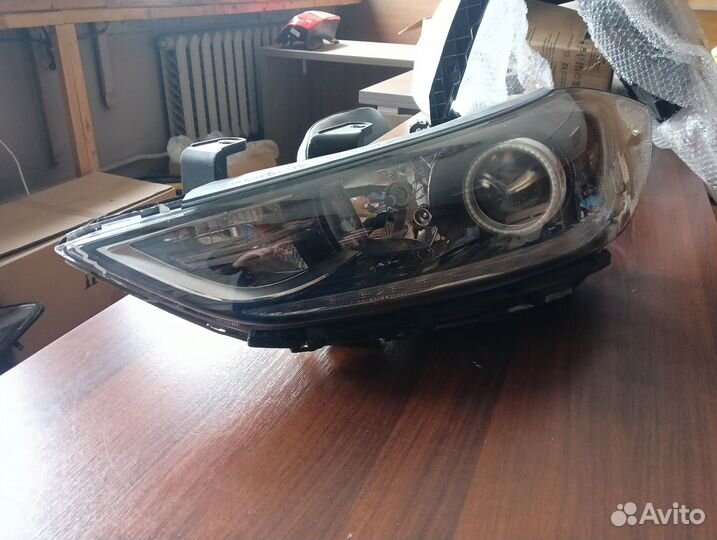 Фара левая Hyundai Elantra VI