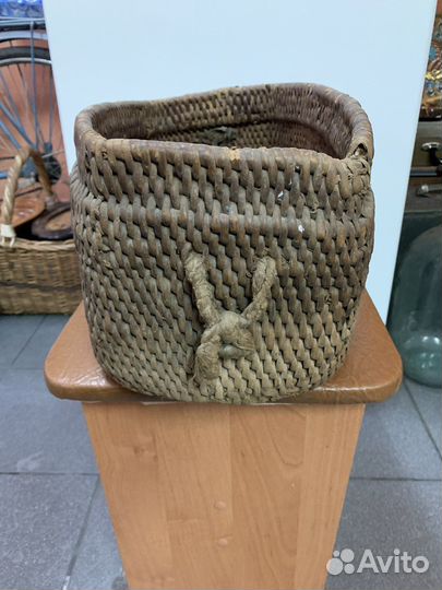 Старинная плетенная корзина