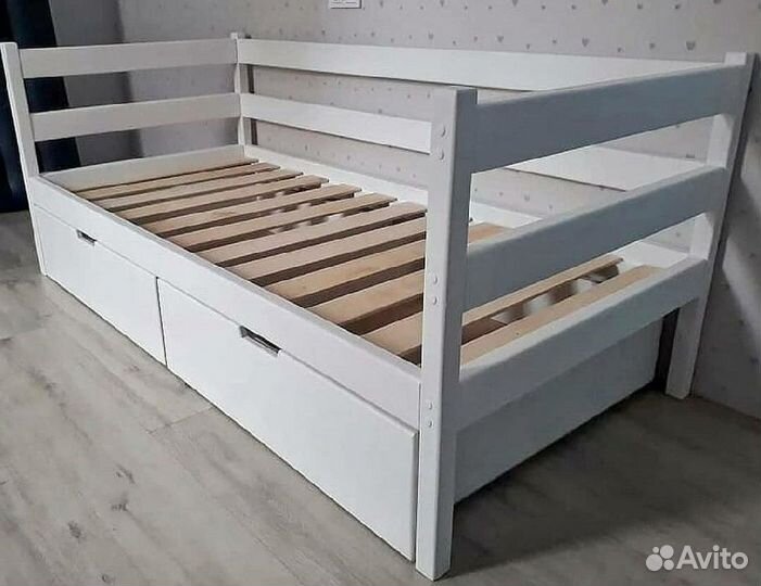 Детская кроватка из массива дерева (сосна)