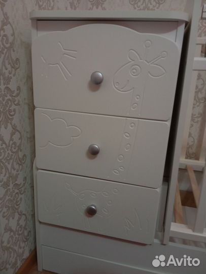 Детская кроватка, шкаф