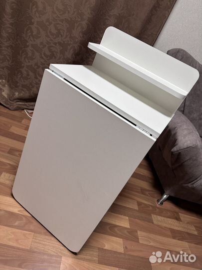 Маникюрный стол