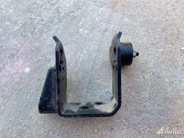 Кронштейн подушки двигателя Toyota Vitz
