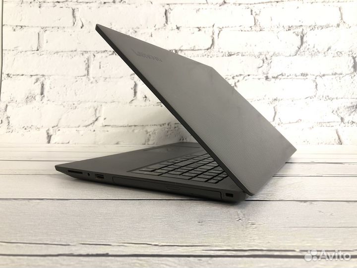 Современный ноутбук Lenovo с SSD