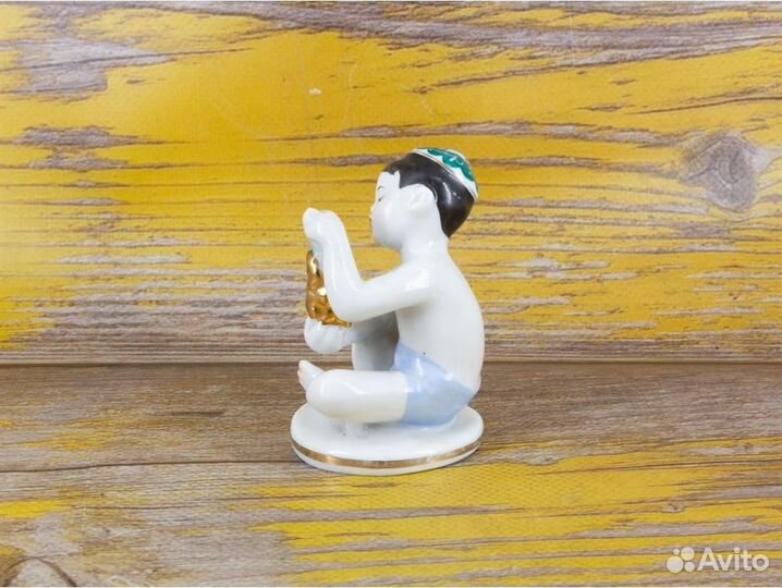 Статуэтка фарфоровая (Мальчик узбек с виноградом)