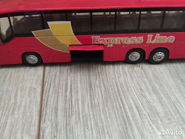 Автобус красный открываются дверь,багаж,двигатель