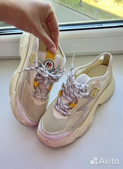 Кроссовки женские