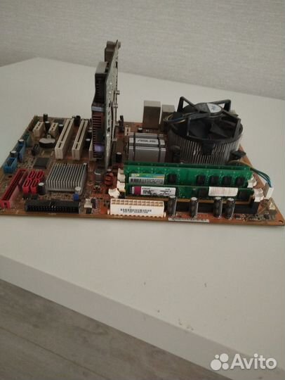 Материнская плата с процессором и памятью