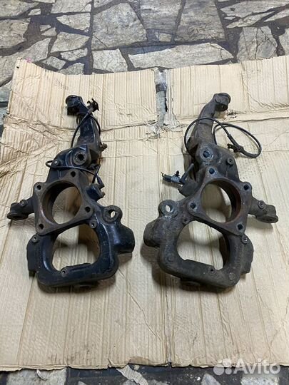 Кулак поворотный передний Land Rover Discovery (L3