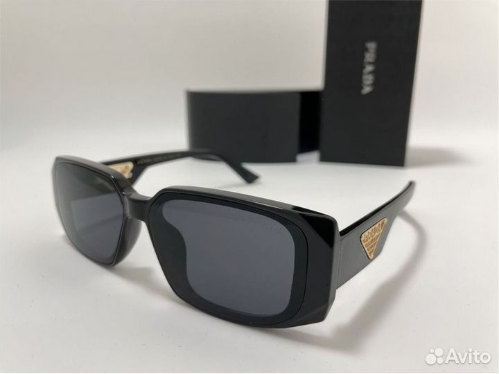 Солнечные очки Prada