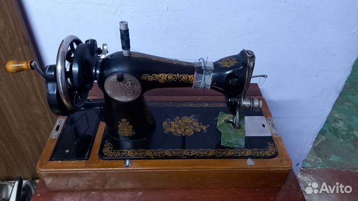 Швейная машина Чайка 142