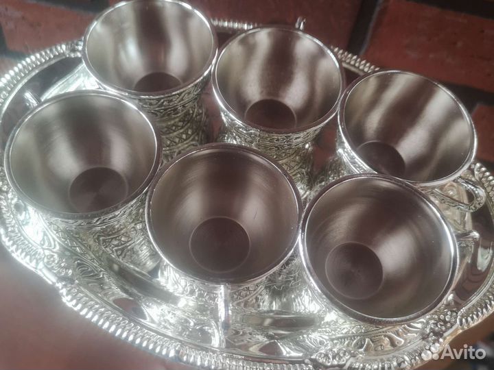 Кофейные чашки на подносе