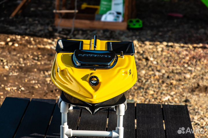 Прикормочный кораблик:навигация,сумки,глубиномер