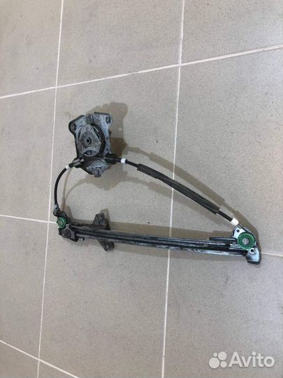 Стеклоподъемник механ. передний левый Audi 100 C4