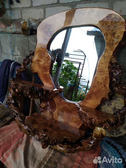 Зеркало в рамке из натурального дерева
