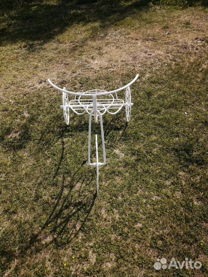 Металлическая подставка для цветов