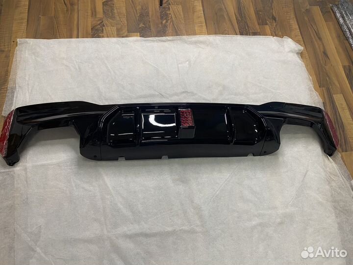 Диффузор для BMW G30 со стоп сигналом