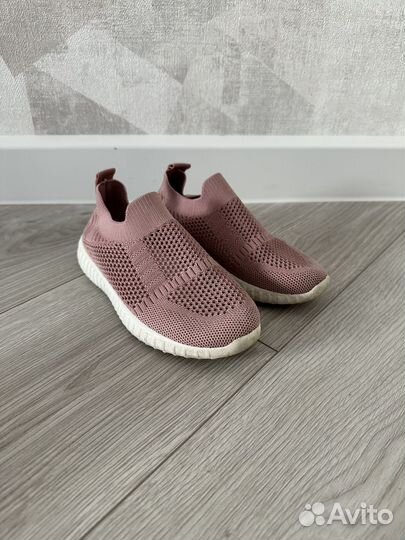 Кроссовки облегченные