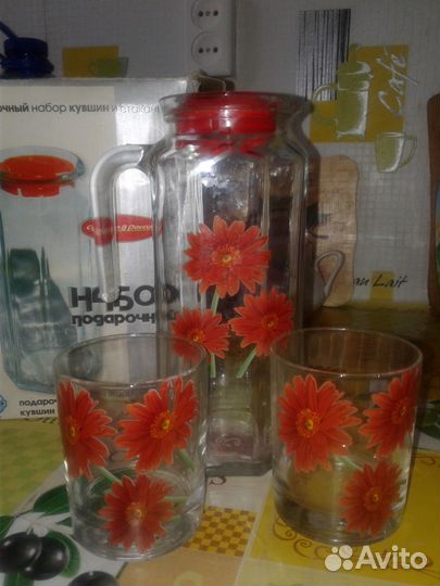 Кувшин со стаканами