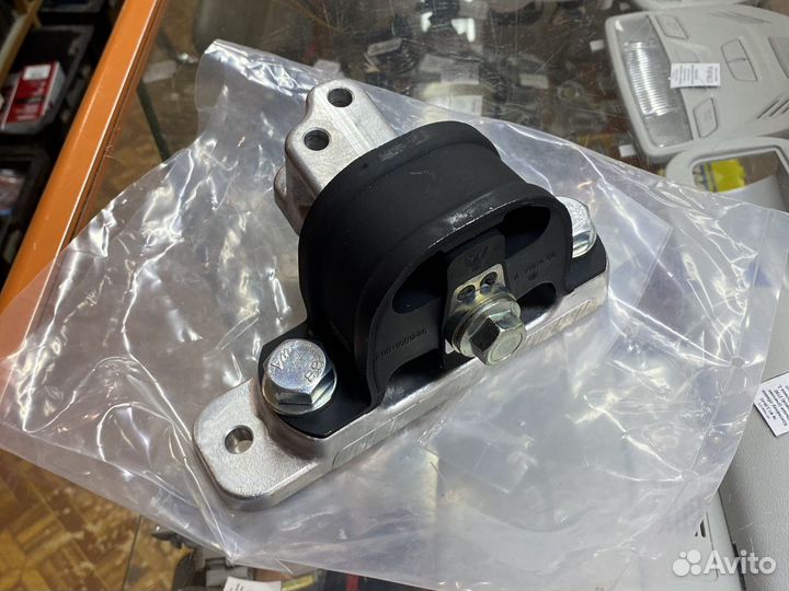 Опора двигателя Веста - усиленная, правая