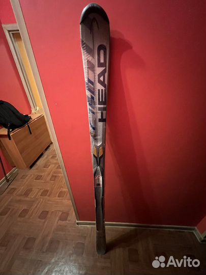 Горные лыжи с креплениями и палками