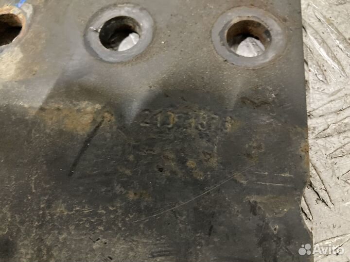 Кронштейн Volvo 21021373