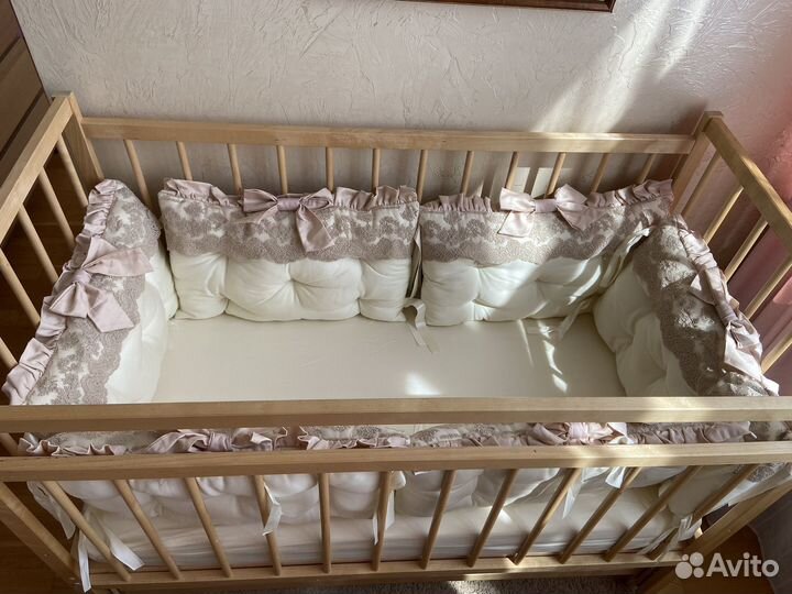 Детская кроватка с маятником