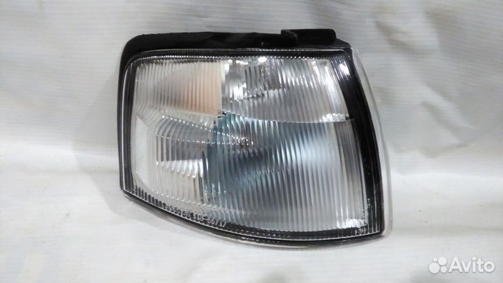 Поворотник правый mazda demio 96-99