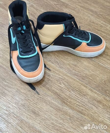 Кроссовки женские