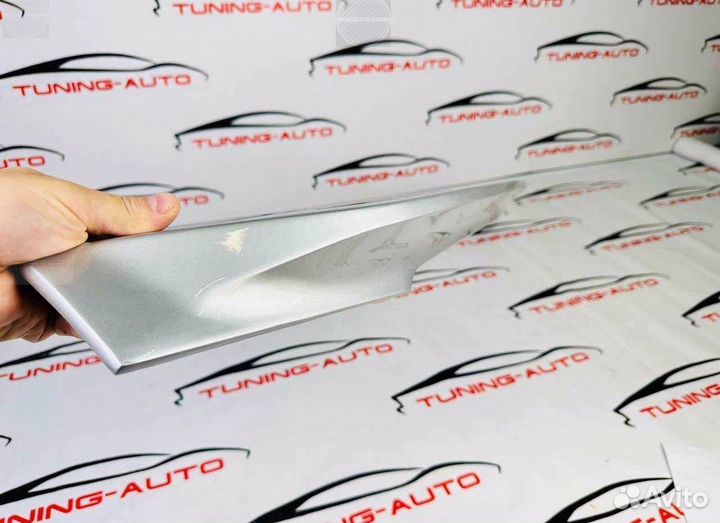 Спойлер под стекло Toyota Land Cruiser 200