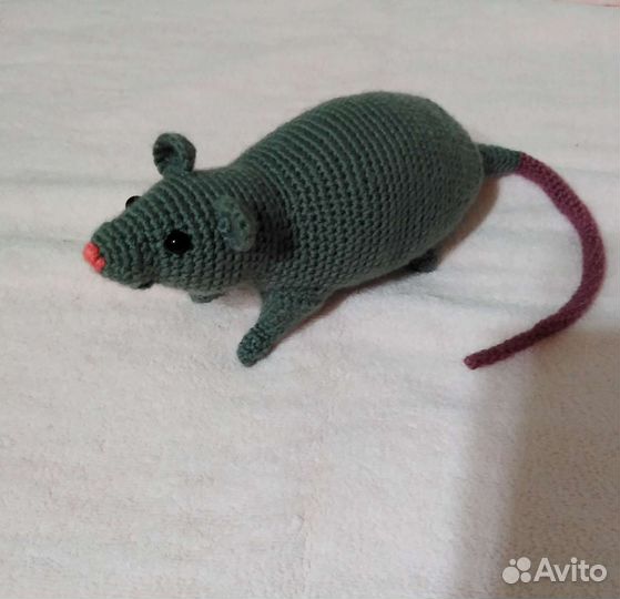 Вязанная игрушка крыса