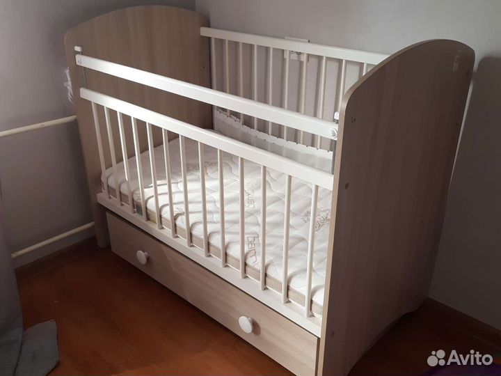 Детская кроватка с маятником и ящиком