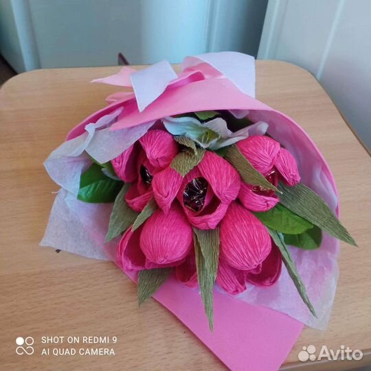 Сладкие букеты и композиции из цветов с конфетами