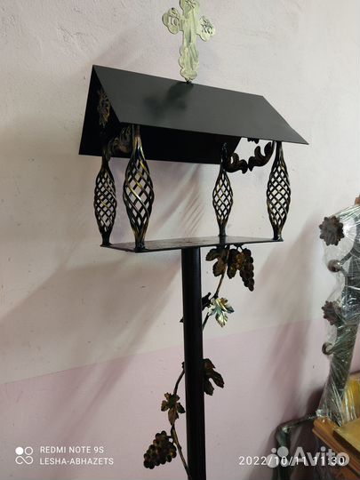 Столик, домик кованый на кладбище