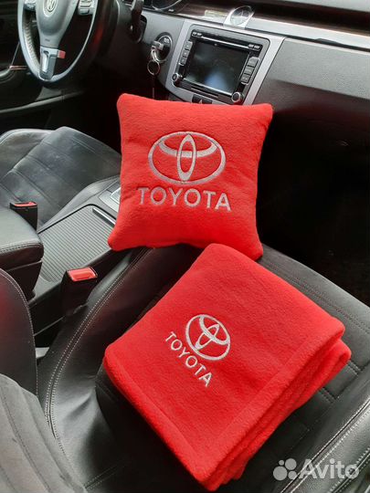 Автомобильный комплект Toyota: подушка и плед