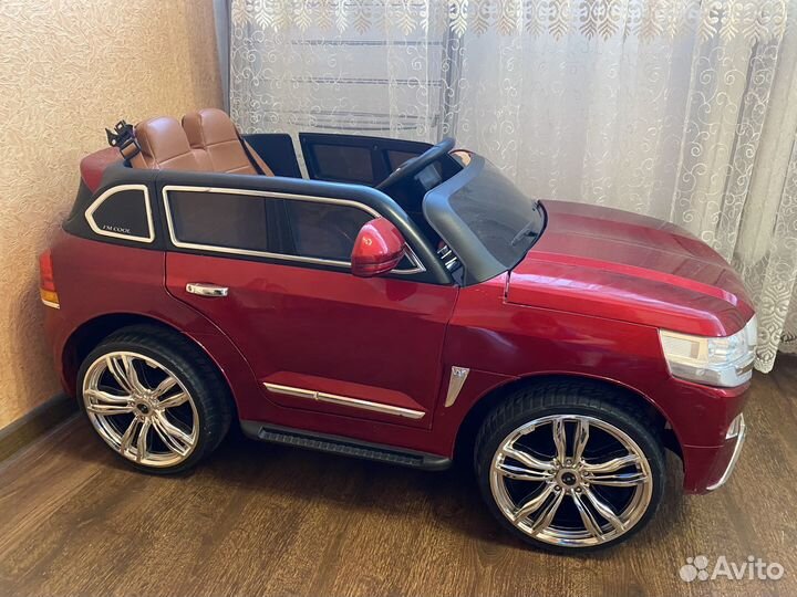 Электромобиль toyota land- cruiser 200, красный