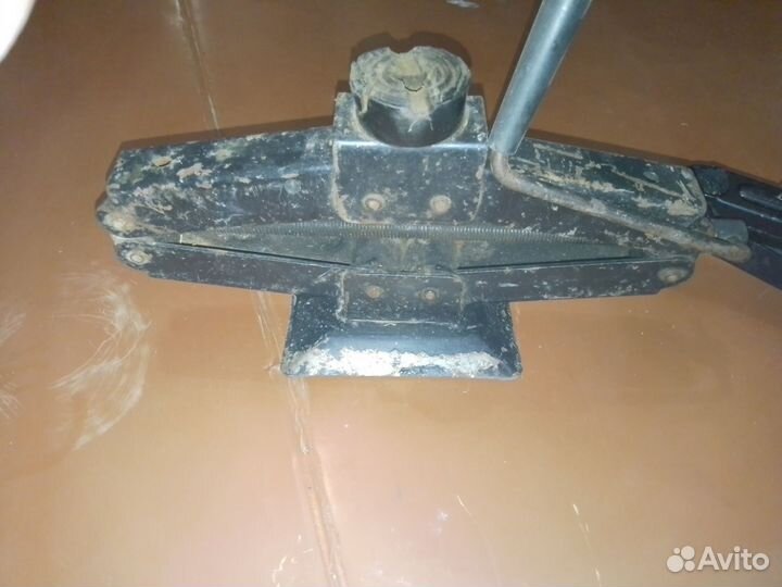 Домкрат винтовой