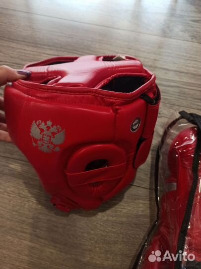 Боксерские перчатки, шлем, защита Clinch