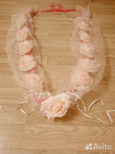 Свадебная лента с цветами на авто